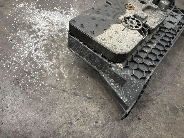 bontott VW GOLF VII Akkumulátor Tartó