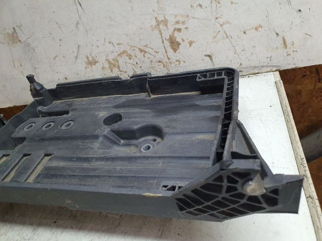 bontott VW GOLF VII Akkumulátor Tartó