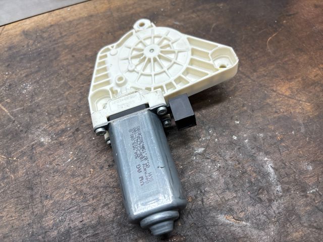 bontott VW GOLF VII Bal első Ablakemelő Motor