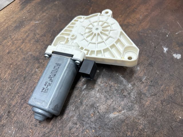 bontott VW GOLF VII Bal első Ablakemelő Motor