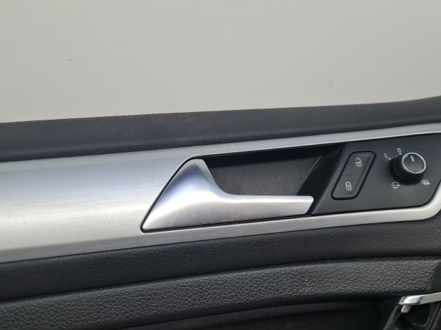 bontott VW GOLF VII Bal első Ajtó Kárpit