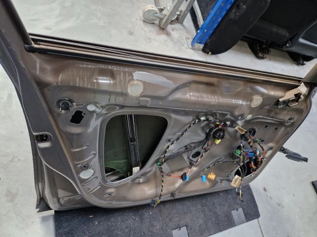 bontott VW GOLF VII Bal első Ajtó (Üres lemez)