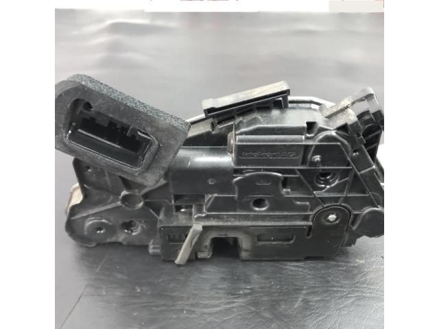 bontott VW GOLF VII Bal első Ajtózár