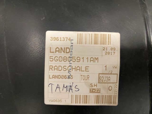 bontott VW GOLF VII Bal első Dobbetét (Kerékjárati, Műanyag)