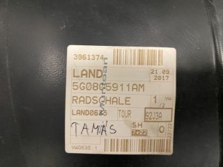 bontott VW GOLF VII Bal első Dobbetét (Kerékjárati, Műanyag)