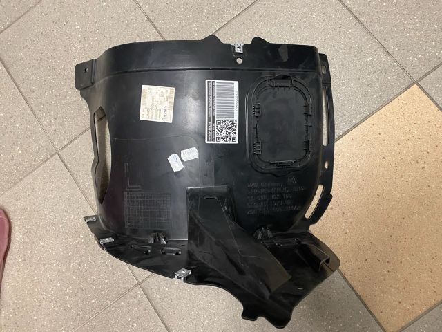 bontott VW GOLF VII Bal első Dobbetét (Kerékjárati, Műanyag)