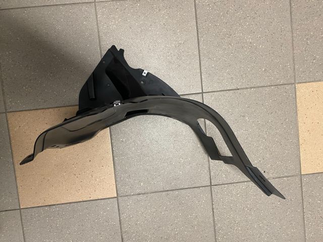 bontott VW GOLF VII Bal első Dobbetét (Kerékjárati, Műanyag)