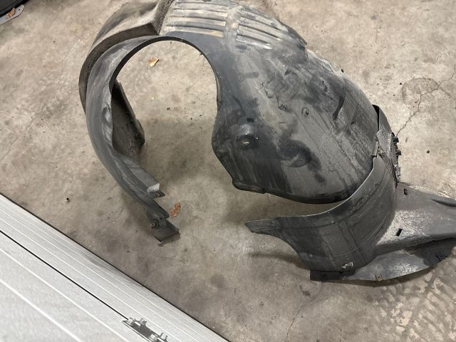 bontott VW GOLF VII Bal első Első Dobbetét (Kerékjárati, Műanyag)