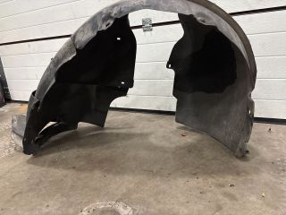 bontott VW GOLF VII Bal első Első Dobbetét (Kerékjárati, Műanyag)