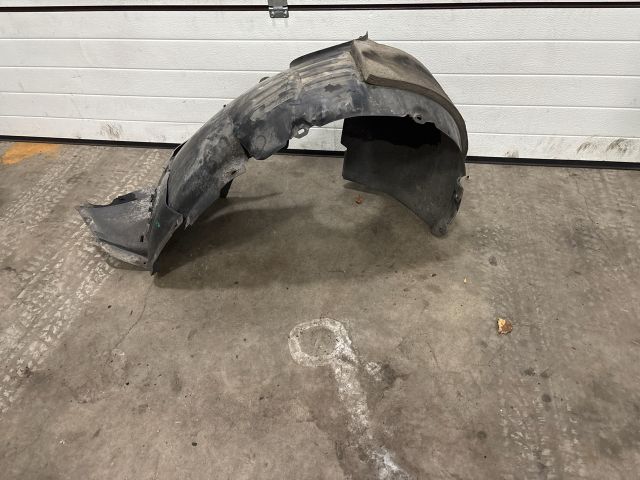 bontott VW GOLF VII Bal első Első Dobbetét (Kerékjárati, Műanyag)