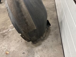 bontott VW GOLF VII Bal első Első Dobbetét (Kerékjárati, Műanyag)