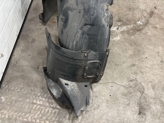 bontott VW GOLF VII Bal első Első Dobbetét (Kerékjárati, Műanyag)