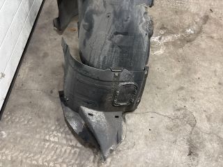 bontott VW GOLF VII Bal első Első Dobbetét (Kerékjárati, Műanyag)