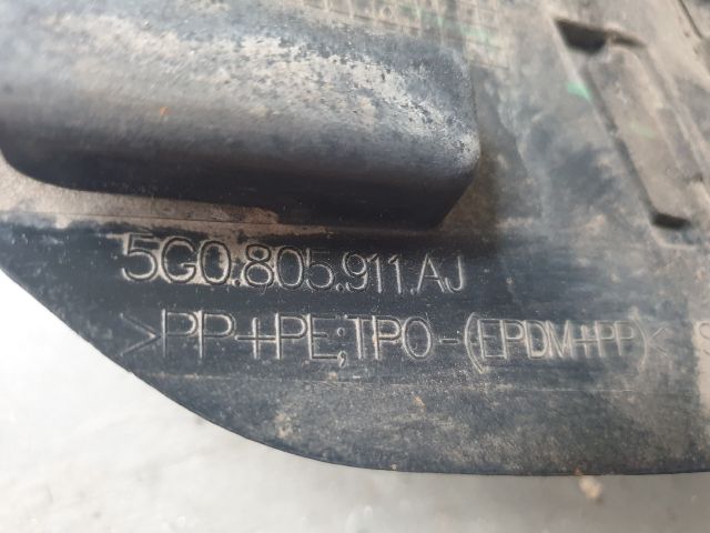 bontott VW GOLF VII Bal első Első Dobbetét (Kerékjárati, Műanyag)