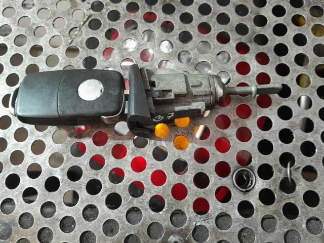 bontott VW GOLF VII Bal első Zárbetét