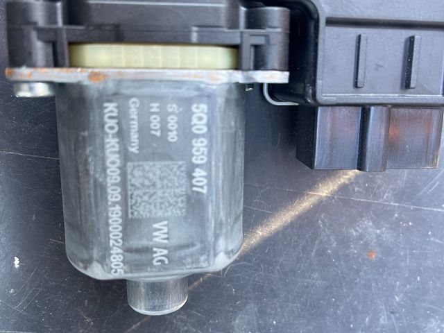 bontott VW GOLF VII Bal hátsó Ablakemelő Motor