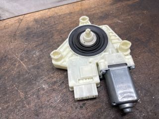 bontott VW GOLF VII Bal hátsó Ablakemelő Motor