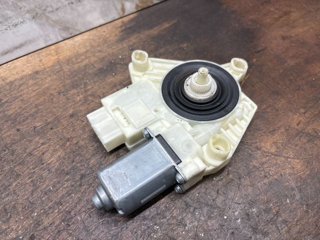 bontott VW GOLF VII Bal hátsó Ablakemelő Motor