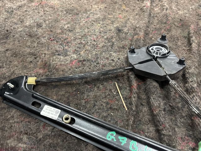 bontott VW GOLF VII Bal hátsó Ablakemelő Szerkezet (Elektromos)