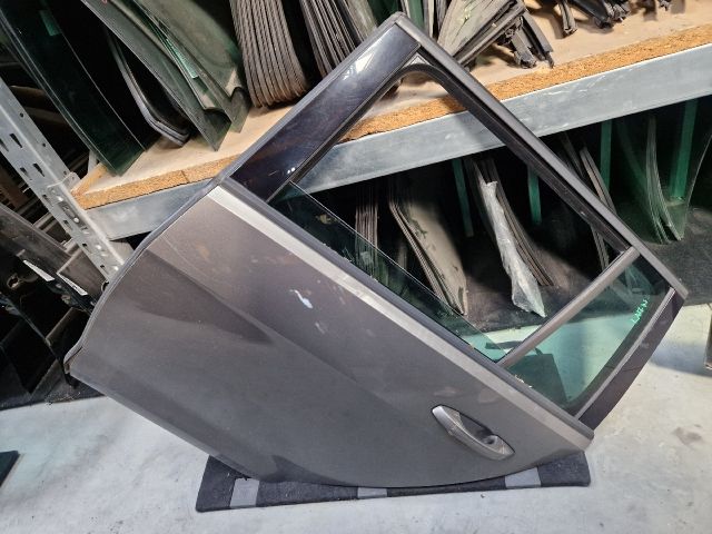 bontott VW GOLF VII Bal hátsó Ajtó (Részeivel)