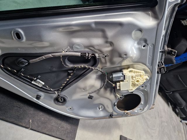 bontott VW GOLF VII Bal hátsó Ajtó (Részeivel)