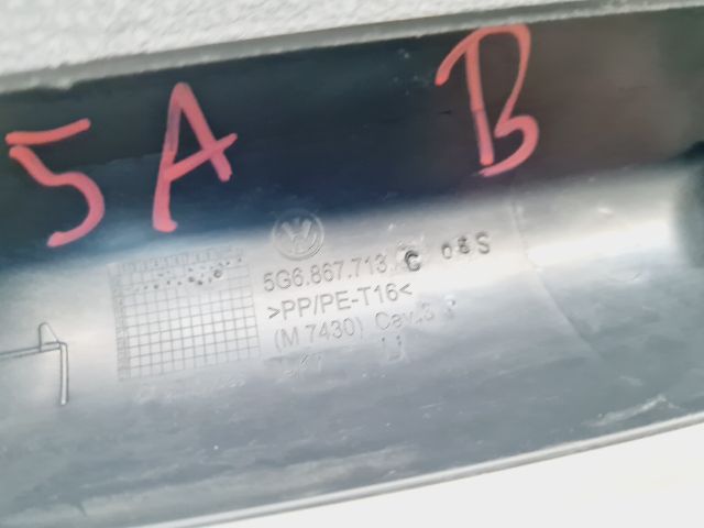 bontott VW GOLF VII Bal hátsó Csomagtér Burkolat (Műanyag)