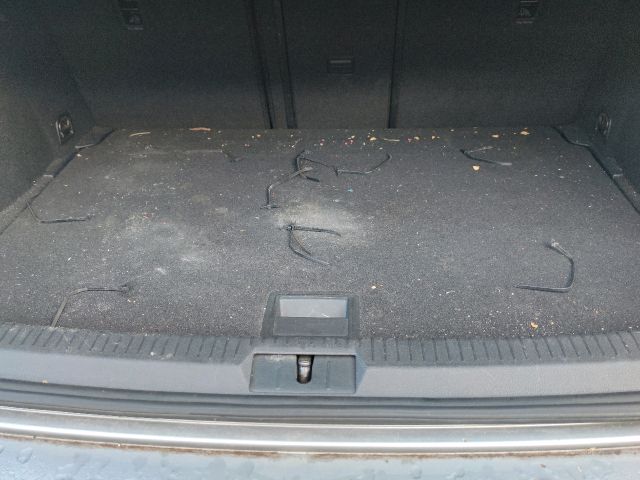 bontott VW GOLF VII Bal hátsó Dobbetét (Kerékjárati, Műanyag)