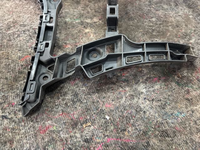 bontott VW GOLF VII Bal hátsó Oldal Lökhárító Tartó (Műanyag)