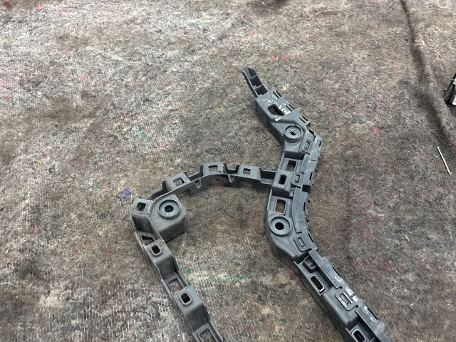 bontott VW GOLF VII Bal hátsó Oldal Lökhárító Tartó (Műanyag)