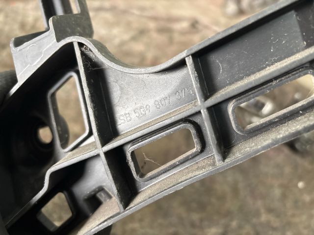 bontott VW GOLF VII Bal hátsó Oldal Lökhárító Tartó (Műanyag)