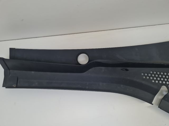 bontott VW GOLF VII Bal Levélrács Záróvég