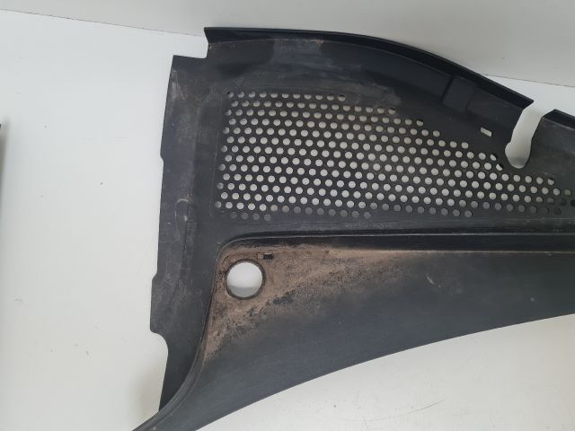 bontott VW GOLF VII Bal Levélrács Záróvég