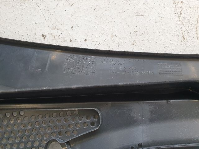 bontott VW GOLF VII Bal Levélrács Záróvég