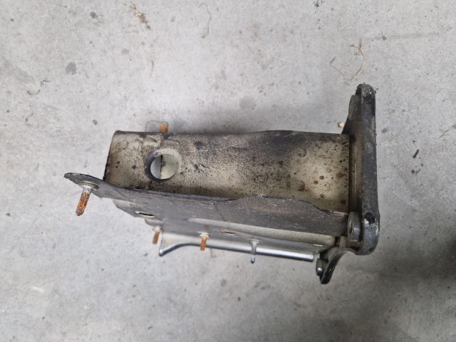 bontott VW GOLF VII Bal Lökhárító Tartó Nyúlványvég