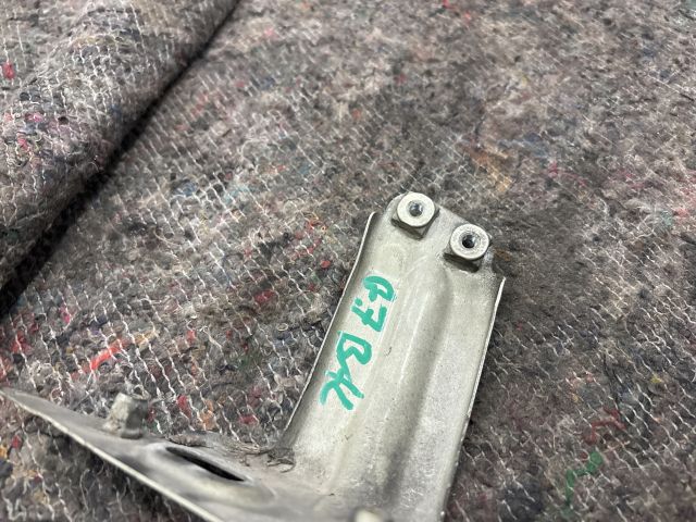 bontott VW GOLF VII Bal Sárvédő Oldaltartó