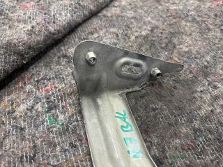 bontott VW GOLF VII Bal Sárvédő Oldaltartó