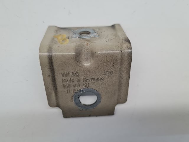 bontott VW GOLF VII Bal Sárvédő Oldaltartó