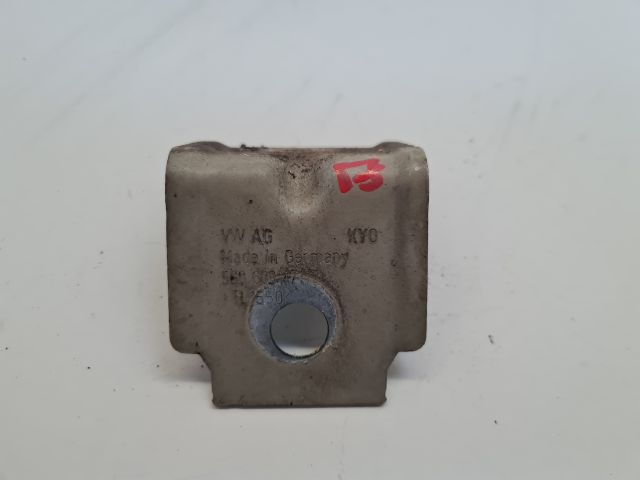 bontott VW GOLF VII Bal Sárvédő Oldaltartó