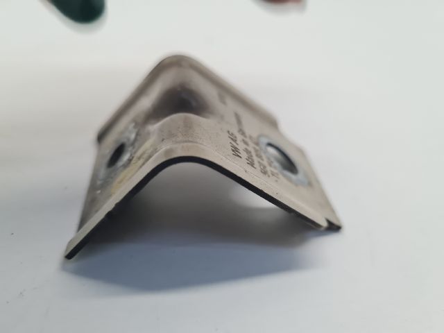 bontott VW GOLF VII Bal Sárvédő Oldaltartó