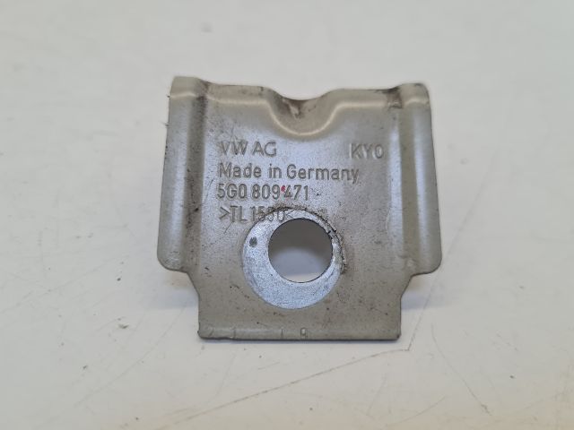 bontott VW GOLF VII Bal Sárvédő Oldaltartó