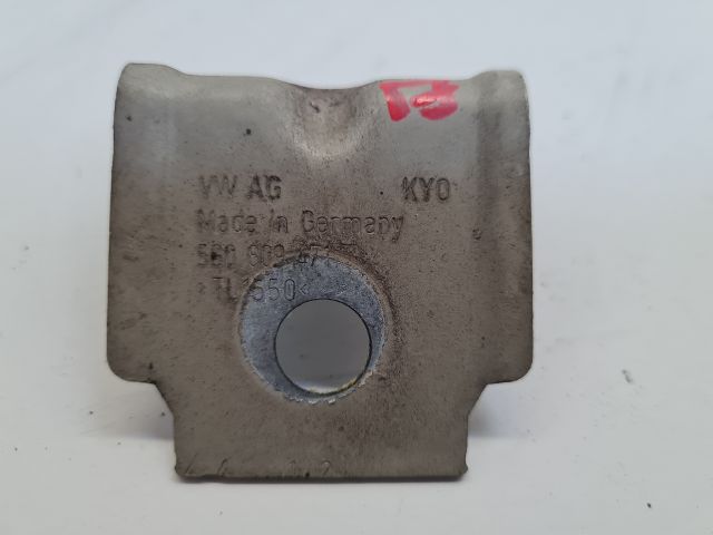 bontott VW GOLF VII Bal Sárvédő Oldaltartó