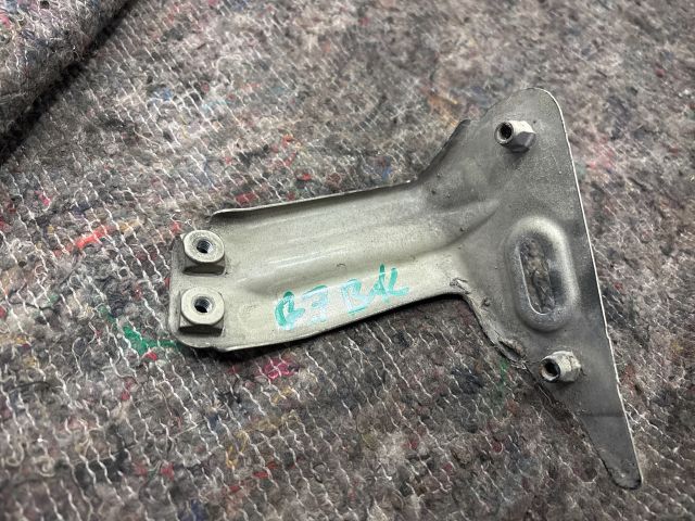 bontott VW GOLF VII Bal Sárvédő Oldaltartó