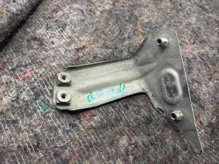 bontott VW GOLF VII Bal Sárvédő Oldaltartó