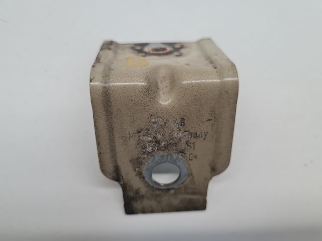 bontott VW GOLF VII Bal Sárvédő Oldaltartó