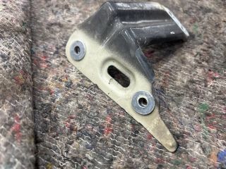 bontott VW GOLF VII Bal Sárvédő Oldaltartó