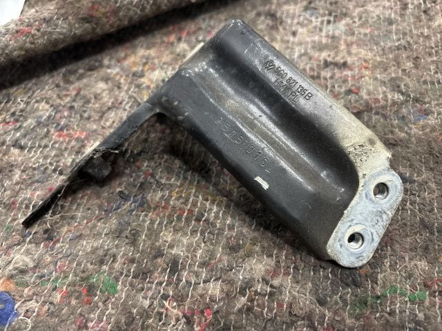 bontott VW GOLF VII Bal Sárvédő Oldaltartó