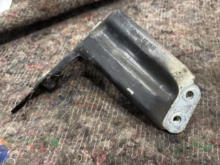 bontott VW GOLF VII Bal Sárvédő Oldaltartó