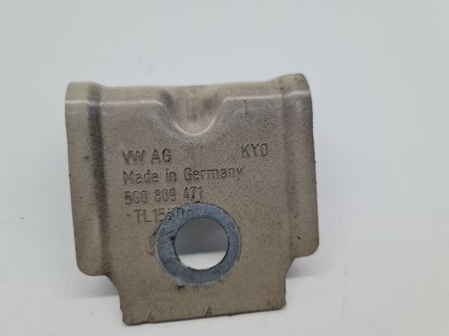 bontott VW GOLF VII Bal Sárvédő Oldaltartó