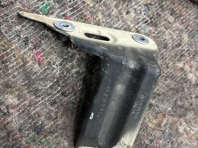 bontott VW GOLF VII Bal Sárvédő Oldaltartó