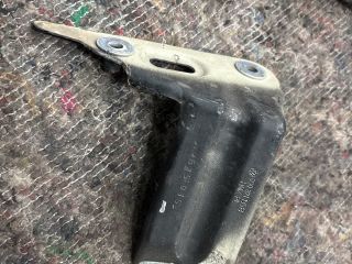 bontott VW GOLF VII Bal Sárvédő Oldaltartó